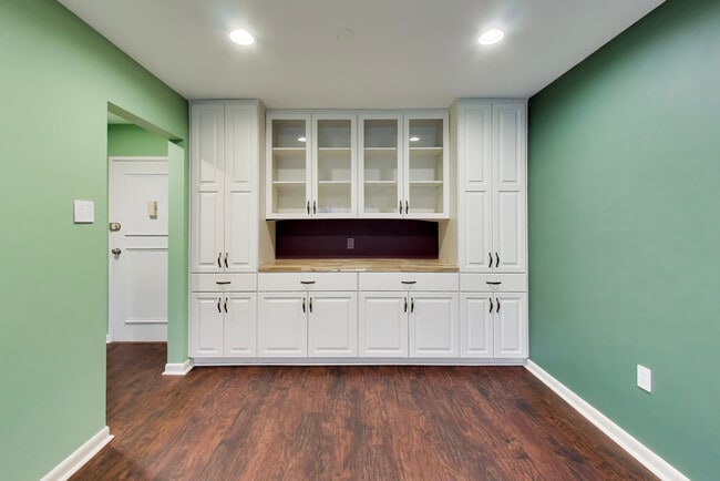 Building Photo - 7420 Lakeview Dr