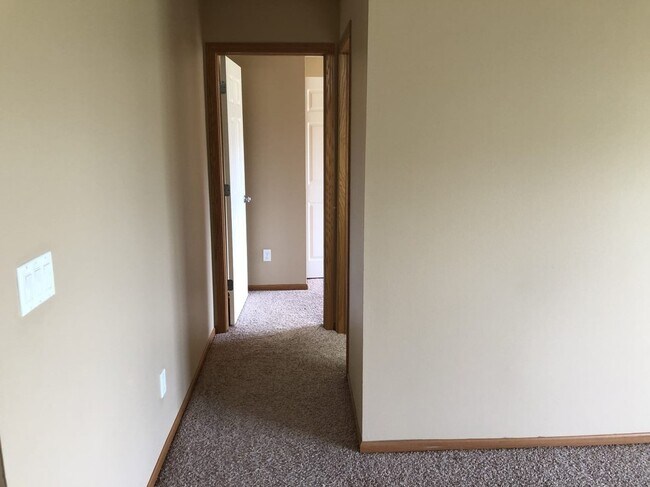 Building Photo - 1805 Goose Lake Cir