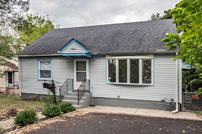 Primary Photo - 16 W Linden Ave