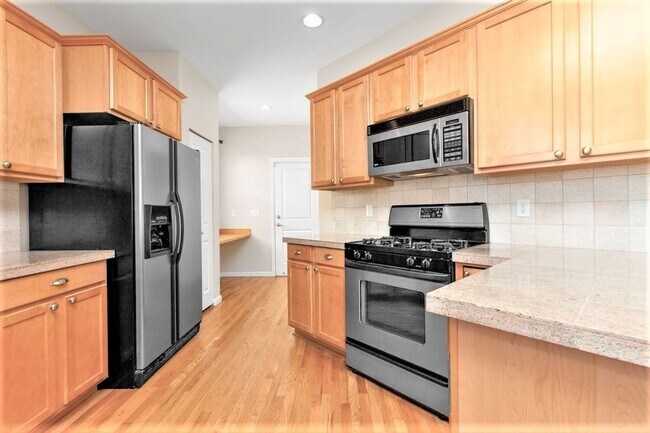 Building Photo - Absolutely Charming 3-Bed 2.5-Bath Home with One Car Garage!