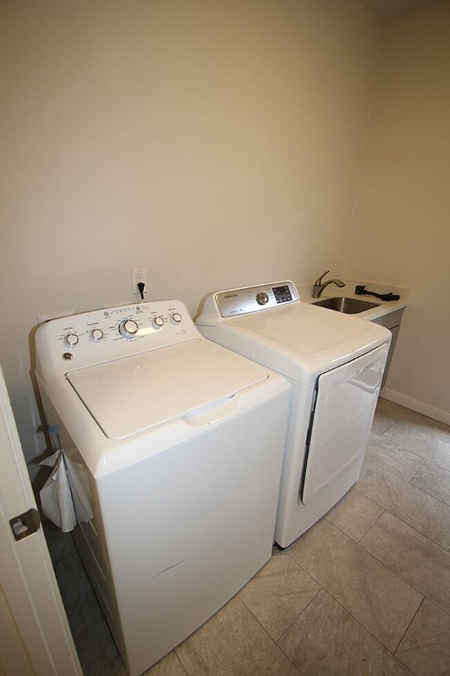 Building Photo - NEWER CONSTRUCTION 8 BEDROOM, 3 BATH HOME BY UW!