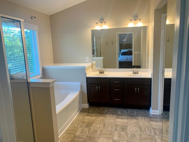 Master Bathroom - 1624 Caswell Pkwy