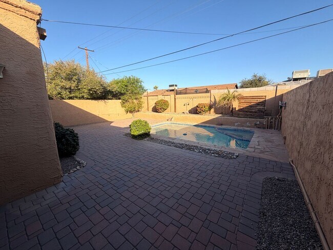 Building Photo - 7850 E Granada Rd