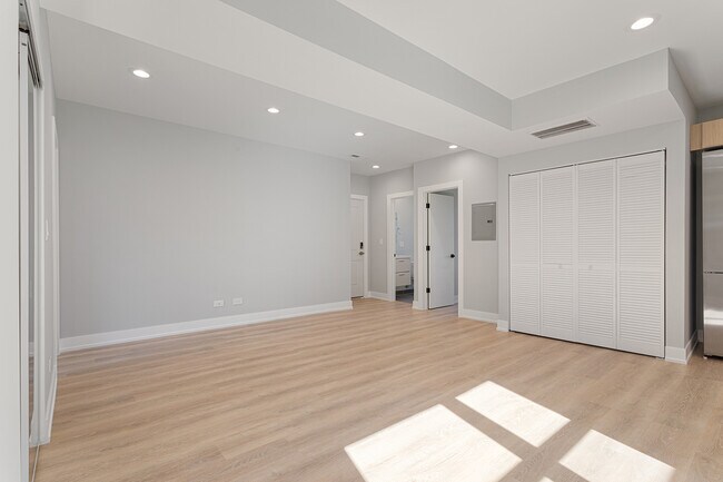 Building Photo - 1552 1/2 W Juneway Terrace
