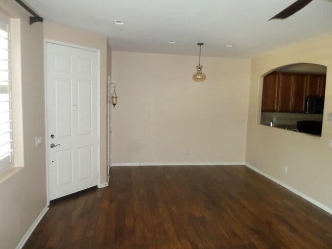 Building Photo - Gorgeous Harveston Townhome - Just across ...
