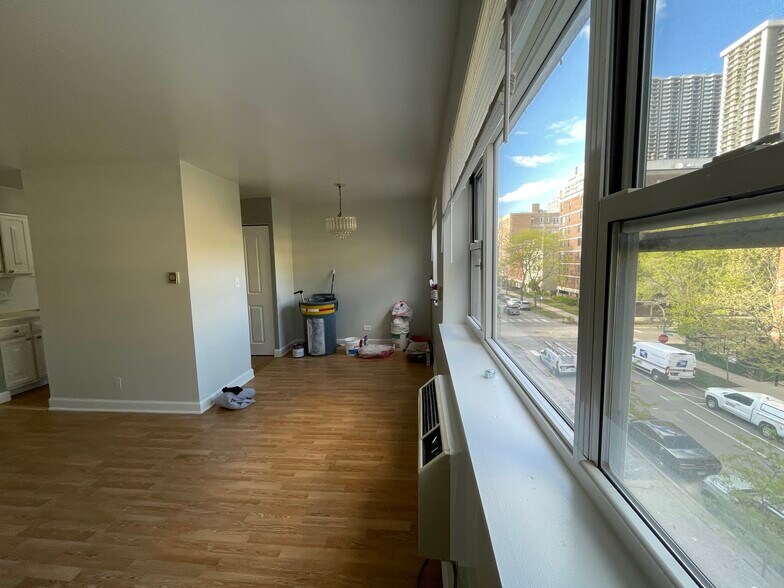 Building Photo - 5920 N Kenmore Ave