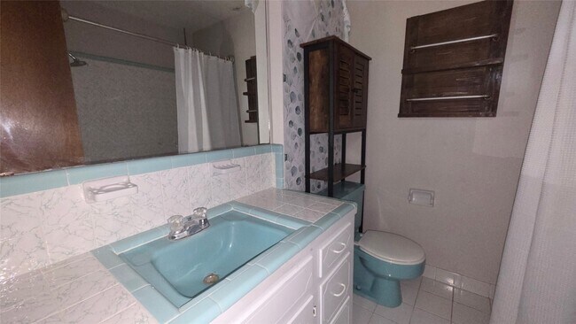 Building Photo - 1600 Southern Oaks Dr