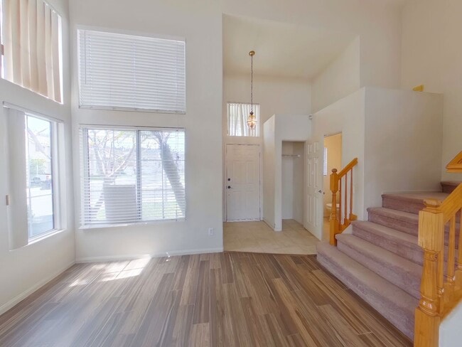 Building Photo - 3 Bedroom/2.5 bath - SFR Available August ...