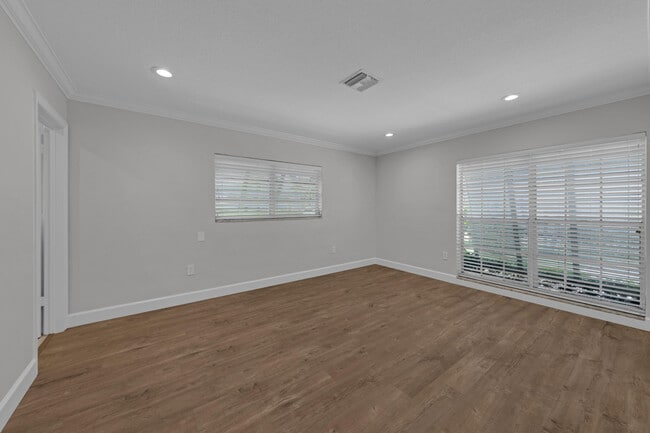 Building Photo - 900 NE 4th St