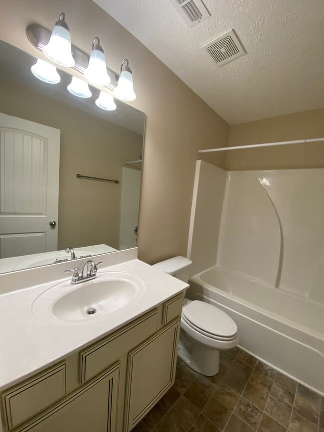 Building Photo - The Villas at Evergreen Farms / 3 Bedroom / 3 Bathroom / Fenced Patio / 1 car garage