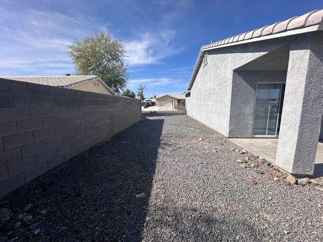 Building Photo - 2 BR 2Ba Home with YARD, Garage, close to Hwy 95 Fort Mohave