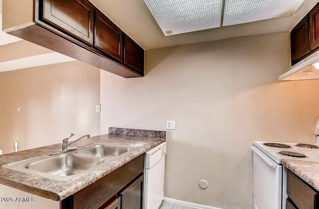 Building Photo - 1424 N 53rd Ave