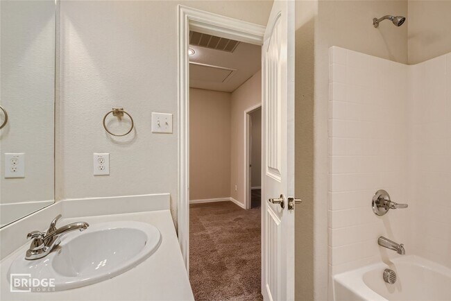Building Photo - 1313 Lakecrest Ln