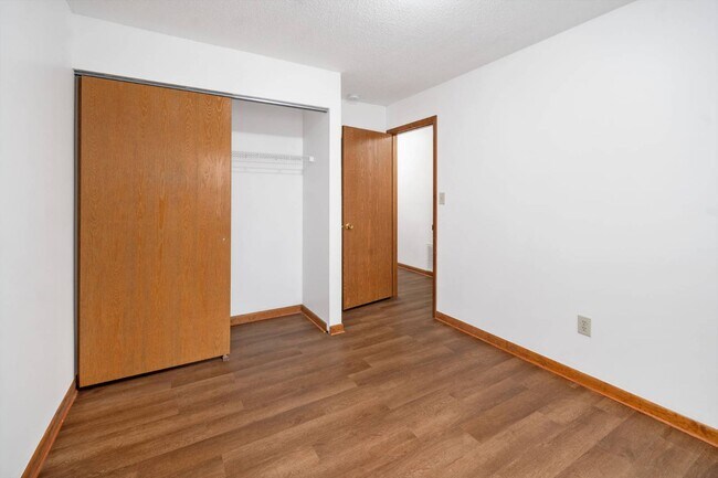 Building Photo - 1911 Cambridge Manor Dr