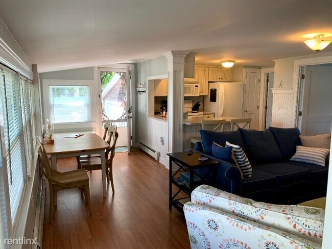 Building Photo - 2 br, 1 bath Apartment - 8 Pine Tree Avenue