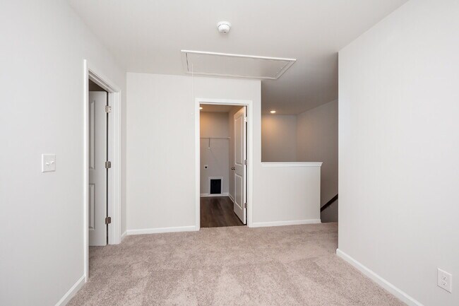 Building Photo - Elegant 3BR,2.5BA Townhome with Modern Finishes $1950/mo rent***