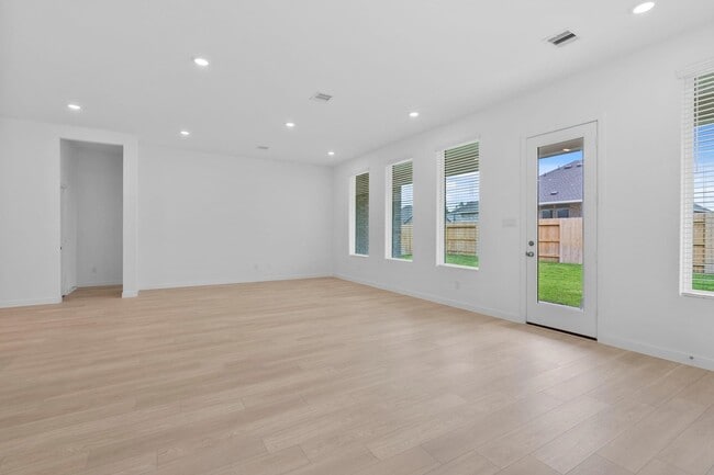 Building Photo - 2716 Pne Blf Dr