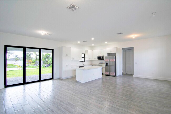 Building Photo - 15633 Lakeland Cir