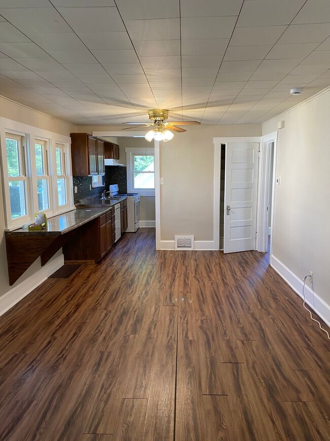 Building Photo - Updated 2 Bedroom 1.5 Bath Near Grandview ...