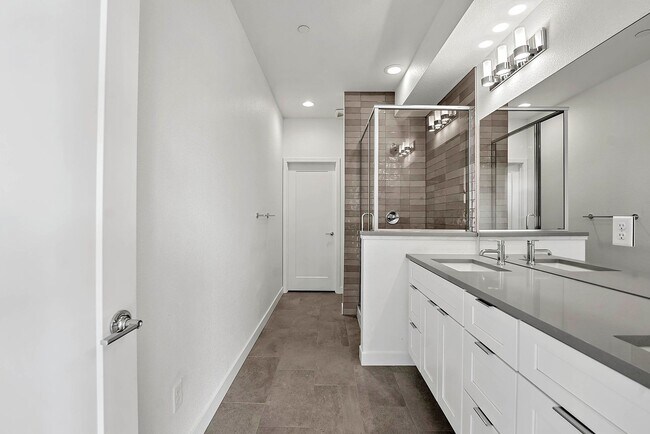 Building Photo - Last Townhouse Available! Beautiful Newer Build Close to Overlook Station