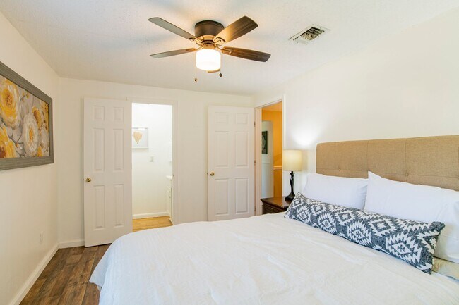 Building Photo - Bright & Comfortable 3 Bed/2.5 Bath Pensac...