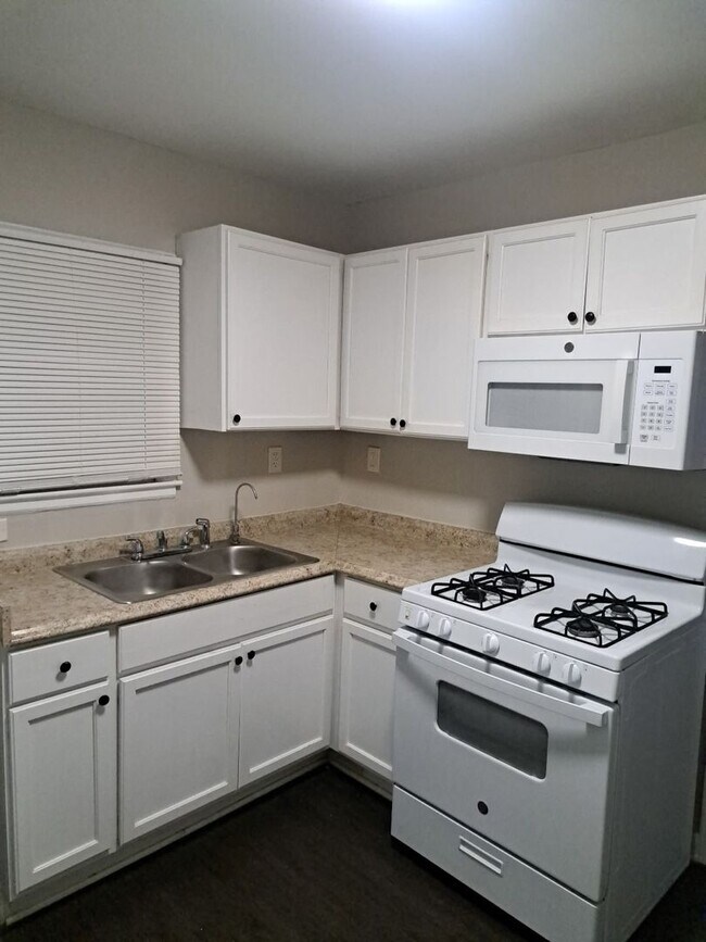 Building Photo - MOVE IN SPECIAL 1/2 OFF 1st full month if you move in by 7/1
