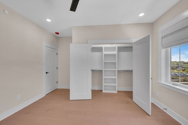 Building Photo - Beautiful 2BR/2BA top-floor end unit!