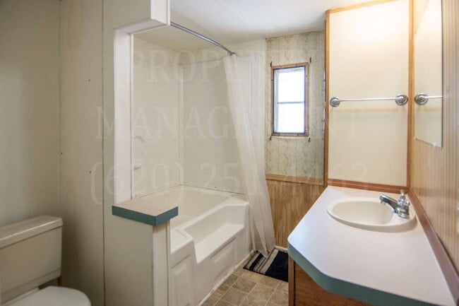 Building Photo - 3 Bedroom, 1 Bath