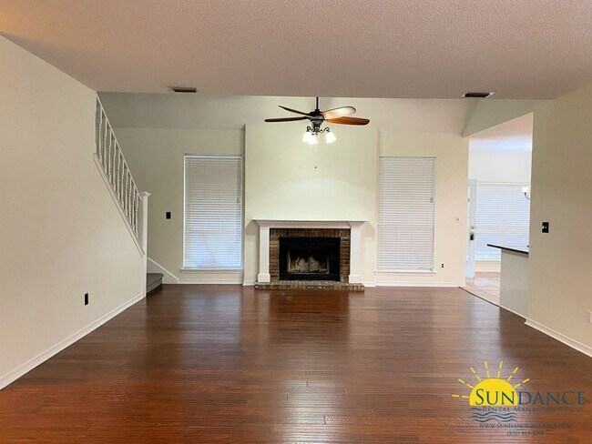 Building Photo - Stunning 5 Bedroom Home in Robledal Estates