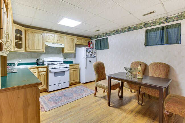 Building Photo - 7 Creekside Ln