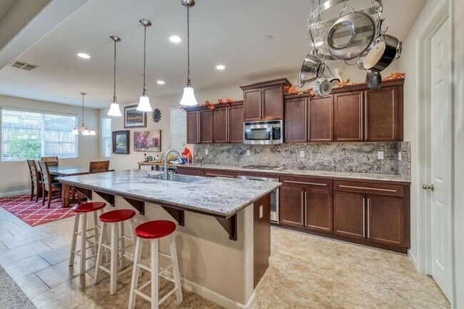 Building Photo - Beautiful 5 bedroom / 4 bath near Clovis East