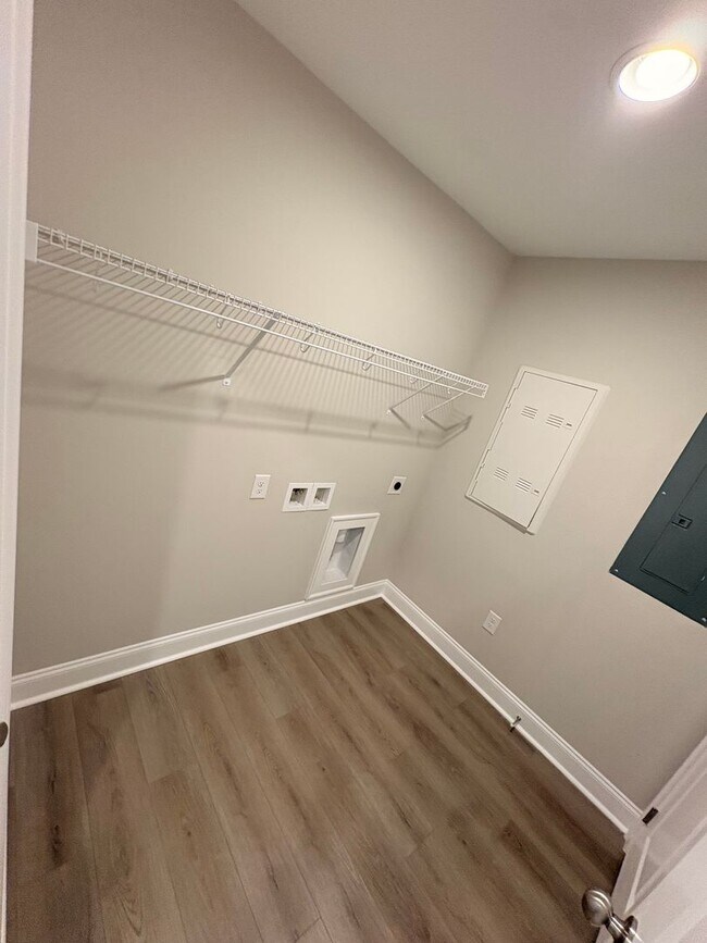 Building Photo - 102 Alva Ct