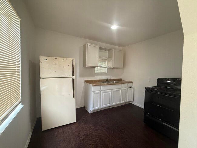 Building Photo - 1321 25th St
