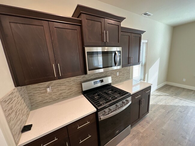 Building Photo - Newer SE Bend House w/A/C, 3 Bdrms, 2.5 Baths, 2160 Sq Ft, EVO OUTLET, Access to Pool, Dbl Garage