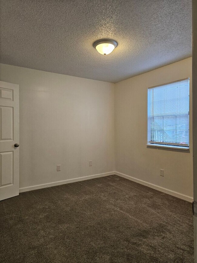 Building Photo - Gorgeous 4 bed 2 bath unit available soon!