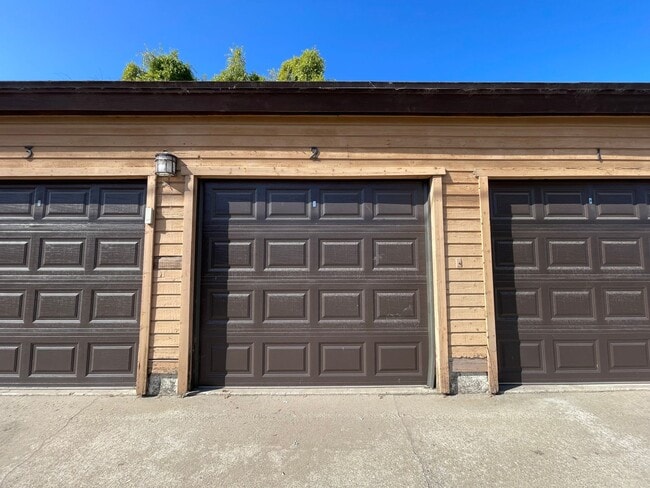 Building Photo - Two Bedroom Condo on Southside