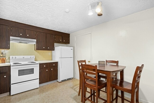 Building Photo - 318 Codman Hill Rd