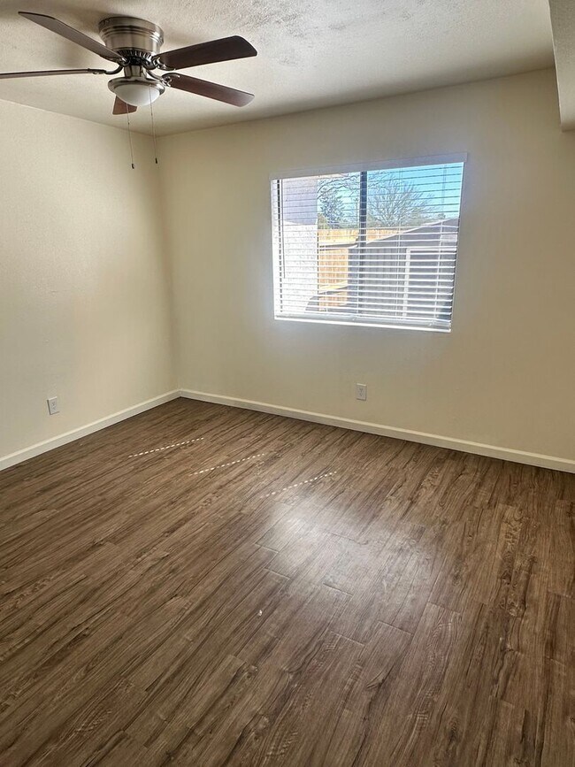 Building Photo - 349 E Calle Arizona