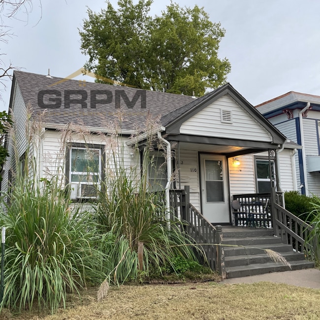 Primary Photo - 110-112 W 7th Ave