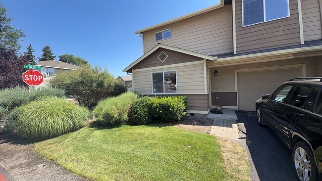 Building Photo - 1398 NE Elk Ct