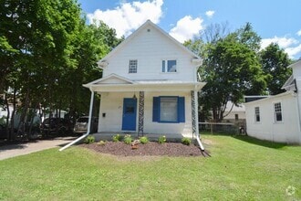 Building Photo - 4 Bed 1.5 Bath Downtown Gem Available For ...