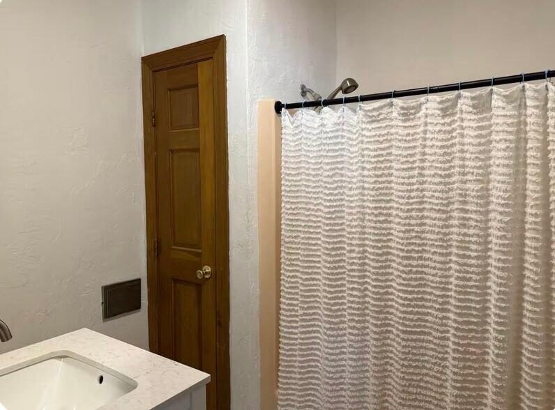 Building Photo - 41 Hollywood St.