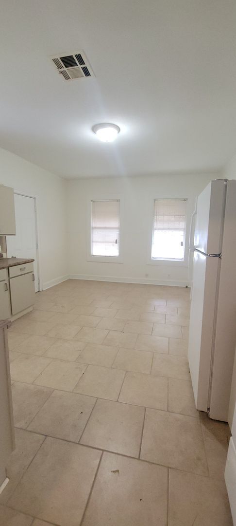 Building Photo - Great 3 bedroom/2 bath home with Oven, Refrigerator, Garage, Central Air & Heat!