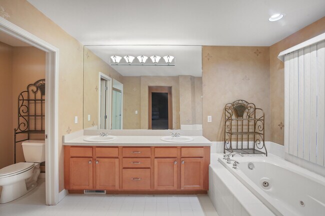 Building Photo - 6569 Whispering Woods Dr