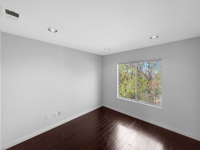 Building Photo - Bright & Spacious 2-Bedroom Home in Mira Mesa