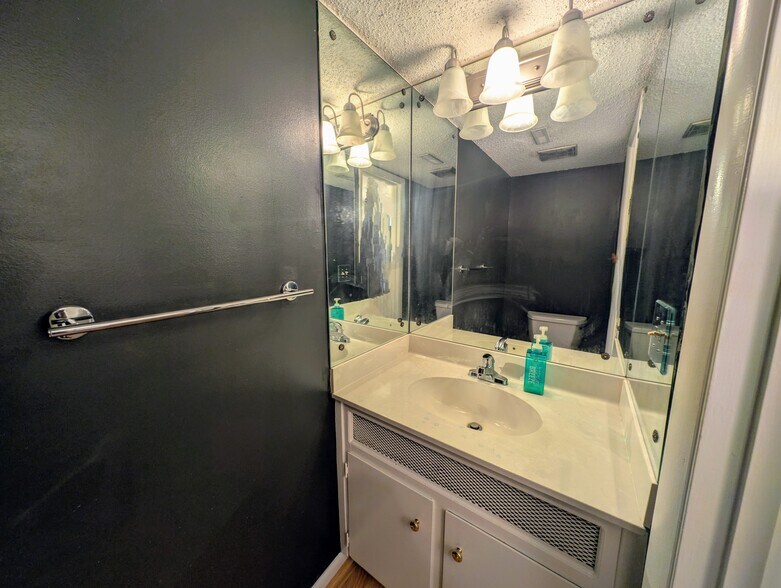 First Floor Bathroom - 42 Briarglen Pl
