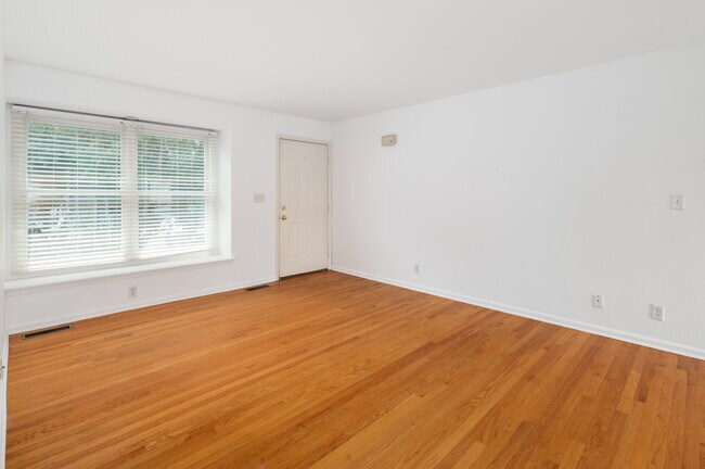 Building Photo - 44 Pleasant St