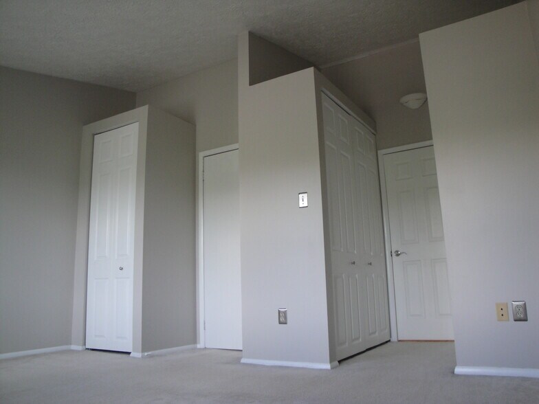 Building Photo - 2207 Hawthorne Drive