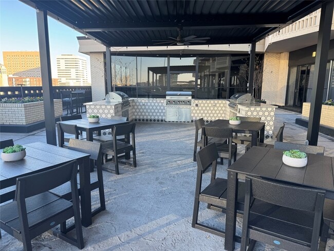 Building Photo - 2016 Main St