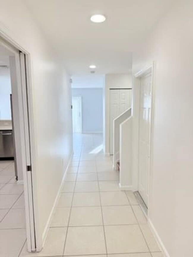 Building Photo - 2400 NW 98th Ln